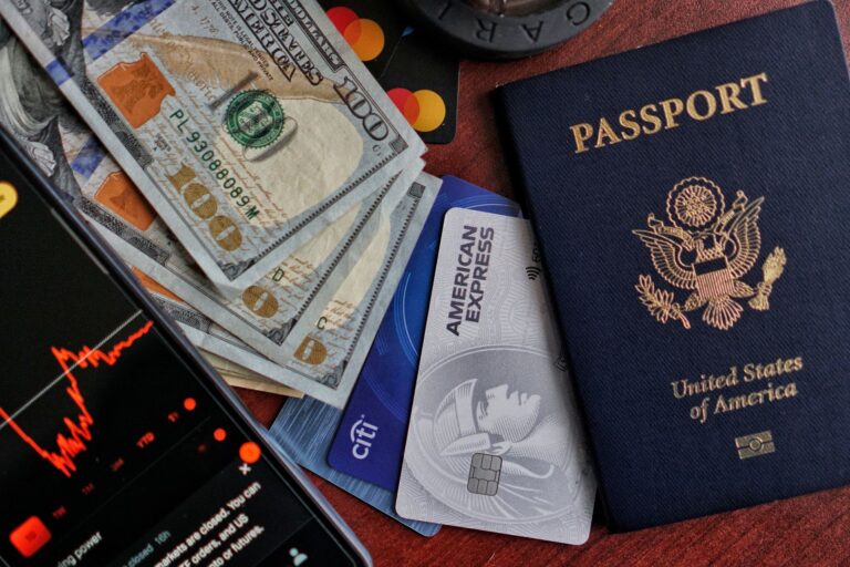 Americans' credit card balances hit historic highs amid economic pressures - Featured image